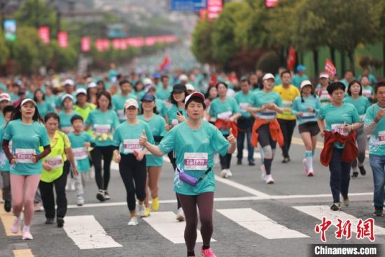 2024张家界武陵源马拉松吸引万名国内外跑者参赛。吴勇兵 摄