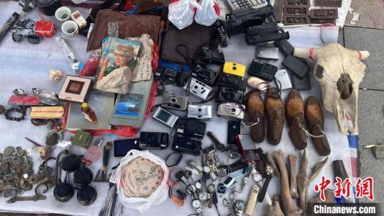 4月19日，湖南长沙，跳蚤市场上出售的CCD相机、手表等二手物品。　张雪盈 摄