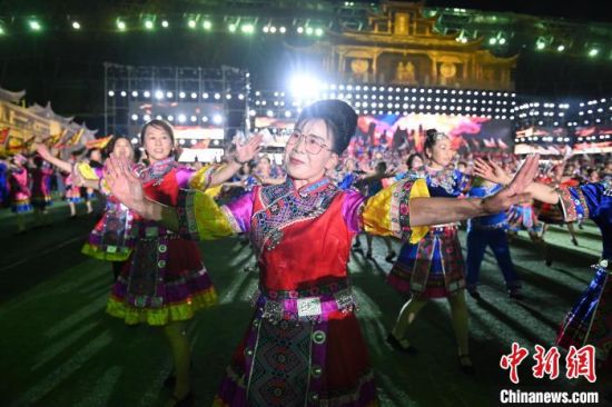 当地居民载歌载舞欢庆节日。　中新网记者 杨华峰 摄