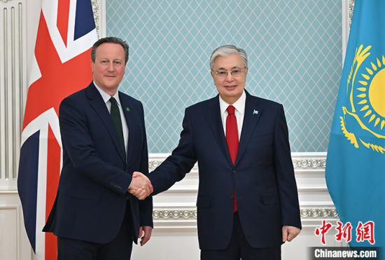 当地时间4月24日，哈萨克斯坦阿斯塔纳，哈总统托卡耶夫(右一)与英国外交大臣卡梅伦举行会见。 中新社发 哈总统府网站供图