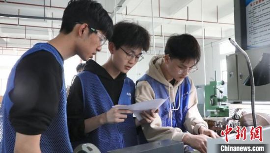 新田县职业中专机械加工专业学生按照图纸加工产品。　肖亚湘 摄