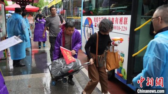 强降雨致上万名旅客滞留湖南郴州 当地上演紧急转运